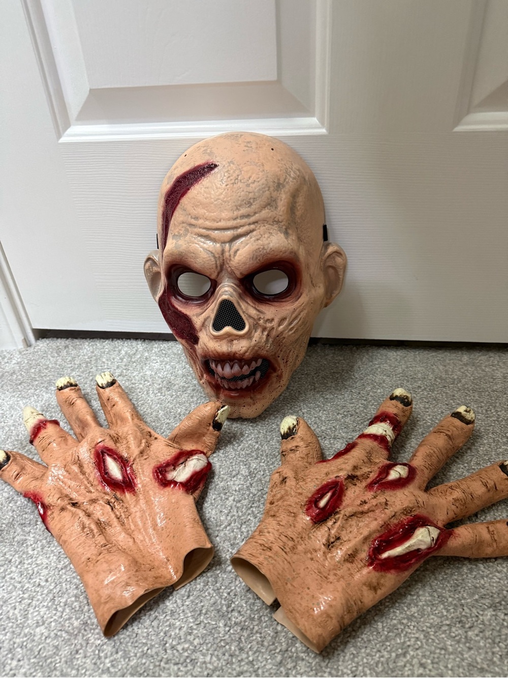 Beige Zombie Skull Mask with Bloody Hand Gloves - Men Halloween Costume